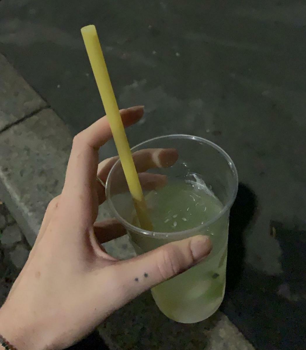 Ici, en Italie, les bars commencent à utiliser des pâtes comme pailles pour réduire l’utilisation du plastique. Notre technologie étonne le monde une fois de plus.