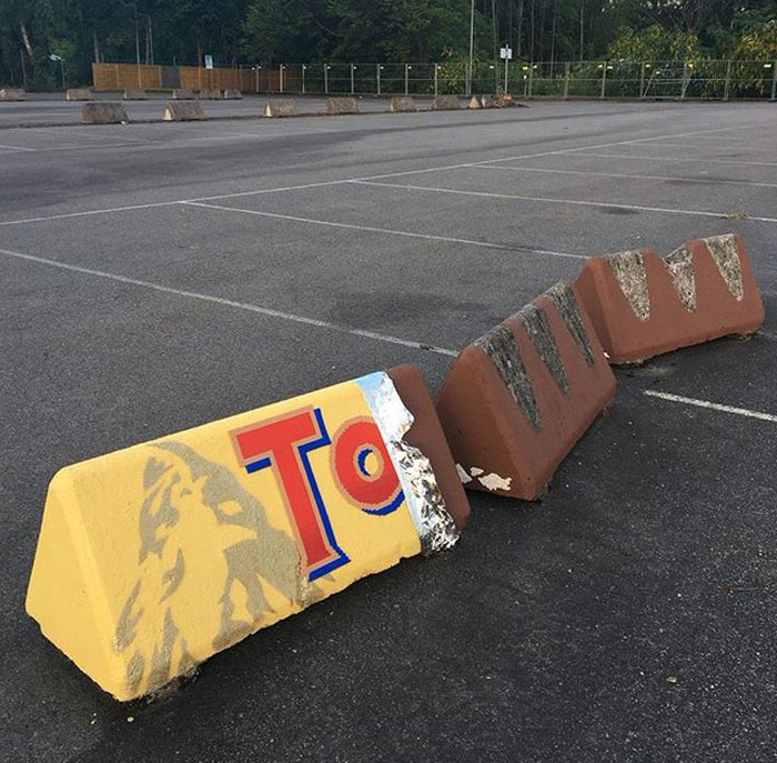 barrières en béton transformées en toblerone