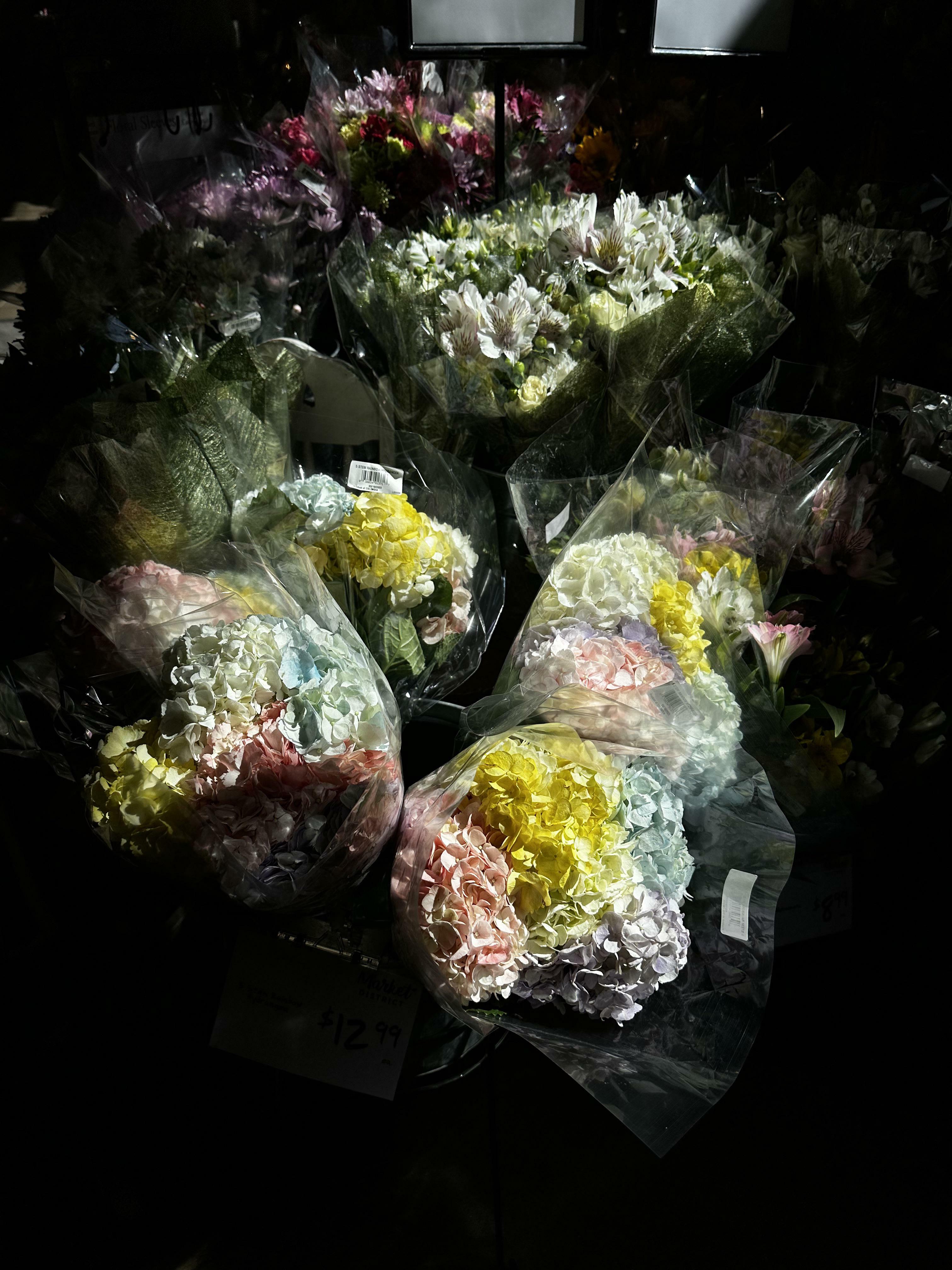 milieu de l'après-midi, supermarché, étalage de fleurs de Pâques