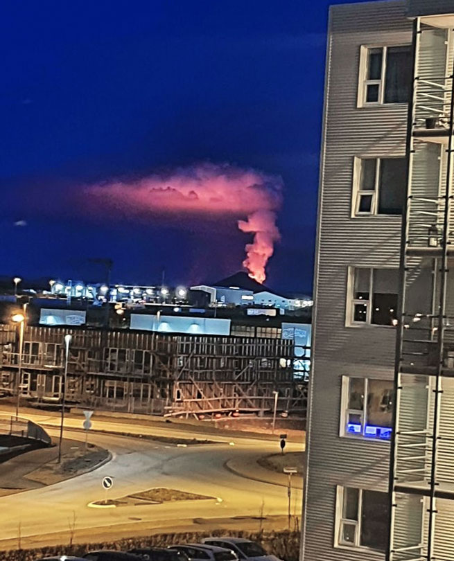 la vue du volcan actif d’islande derrière une montagne, vue de mon balcon ce soir