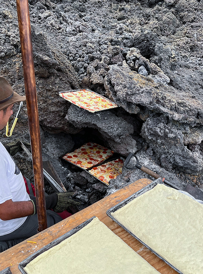 Ce type prépare des pizzas en utilisant les cheminées volcaniques sur le volcán de pacaya au Guatemala.