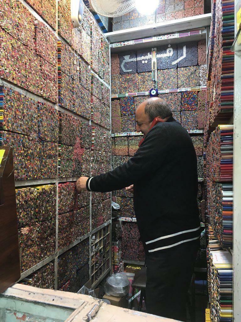 un magasin de crayons de couleur en iran