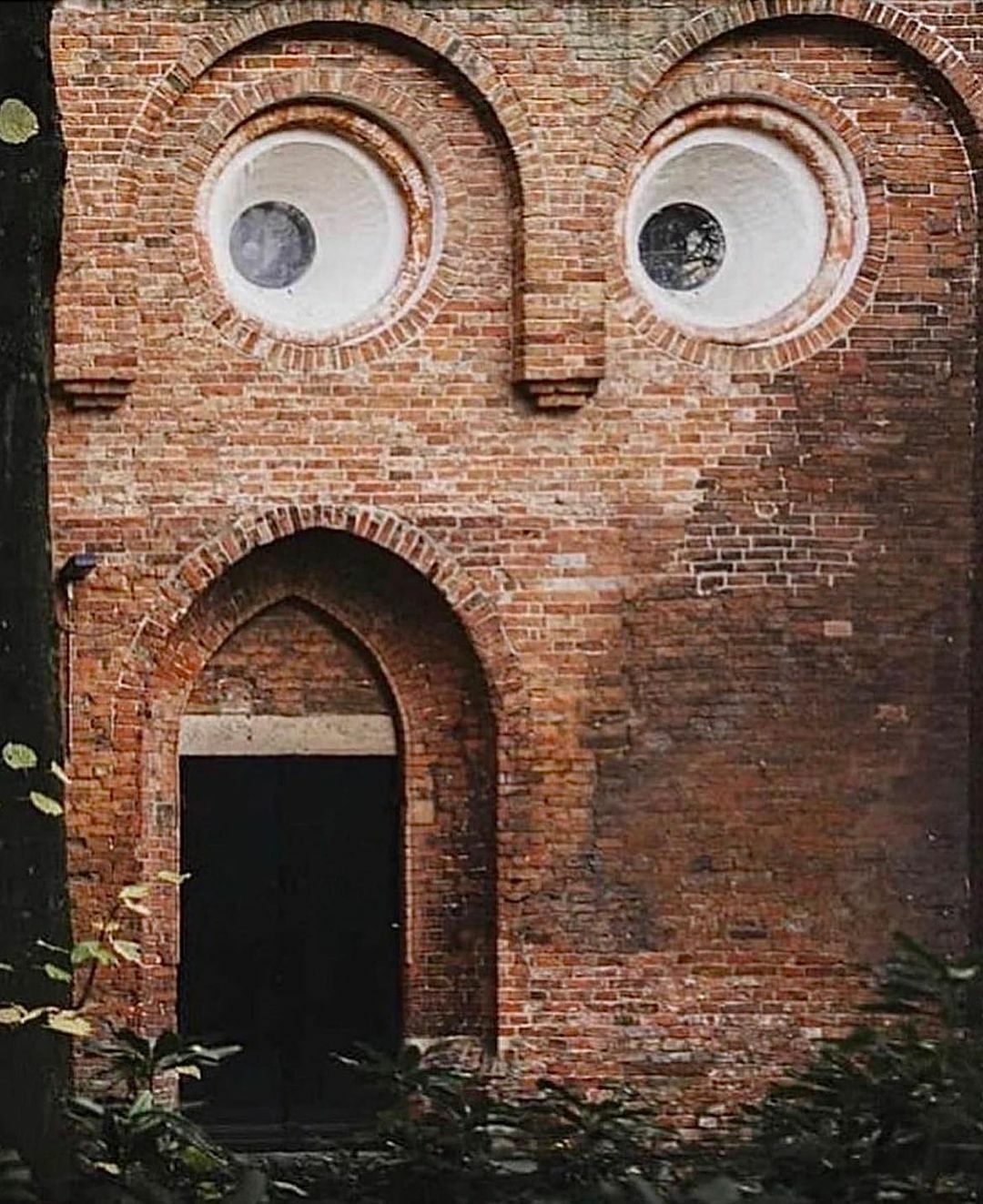 face à la maison