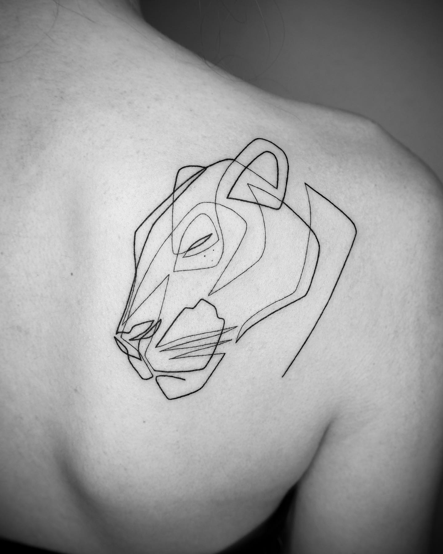 Cet artiste crée des tatouages captivants à l’aide d’une seule ligne (35 images)