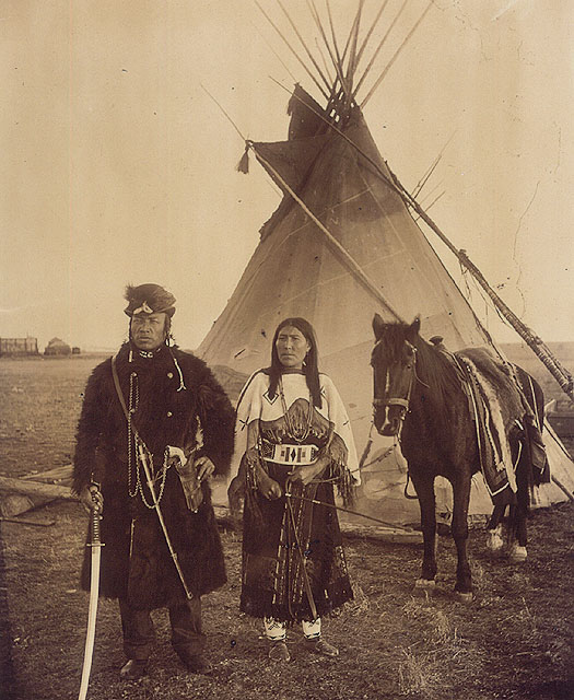 dog child, un éclaireur de la police montée du nord-ouest, et sa femme, la seule belle femme, membres de la nation pied-noir, gleichen, alberta, vers 1890.