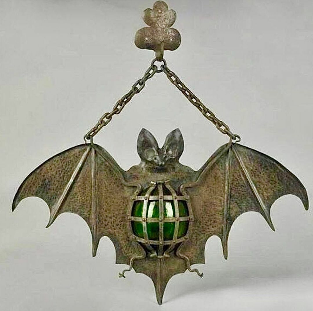 lanterne antique en fer en forme de chauve-souris. on dit qu’elle était suspendue devant un cabaret en france à la fin des années 1800.