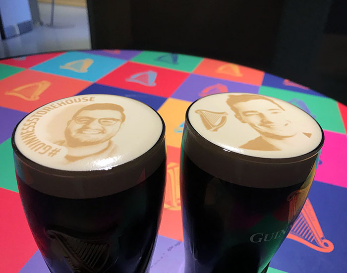 Mon pote et moi avons eu nos visages sur la mousse de nos bières en Irlande.