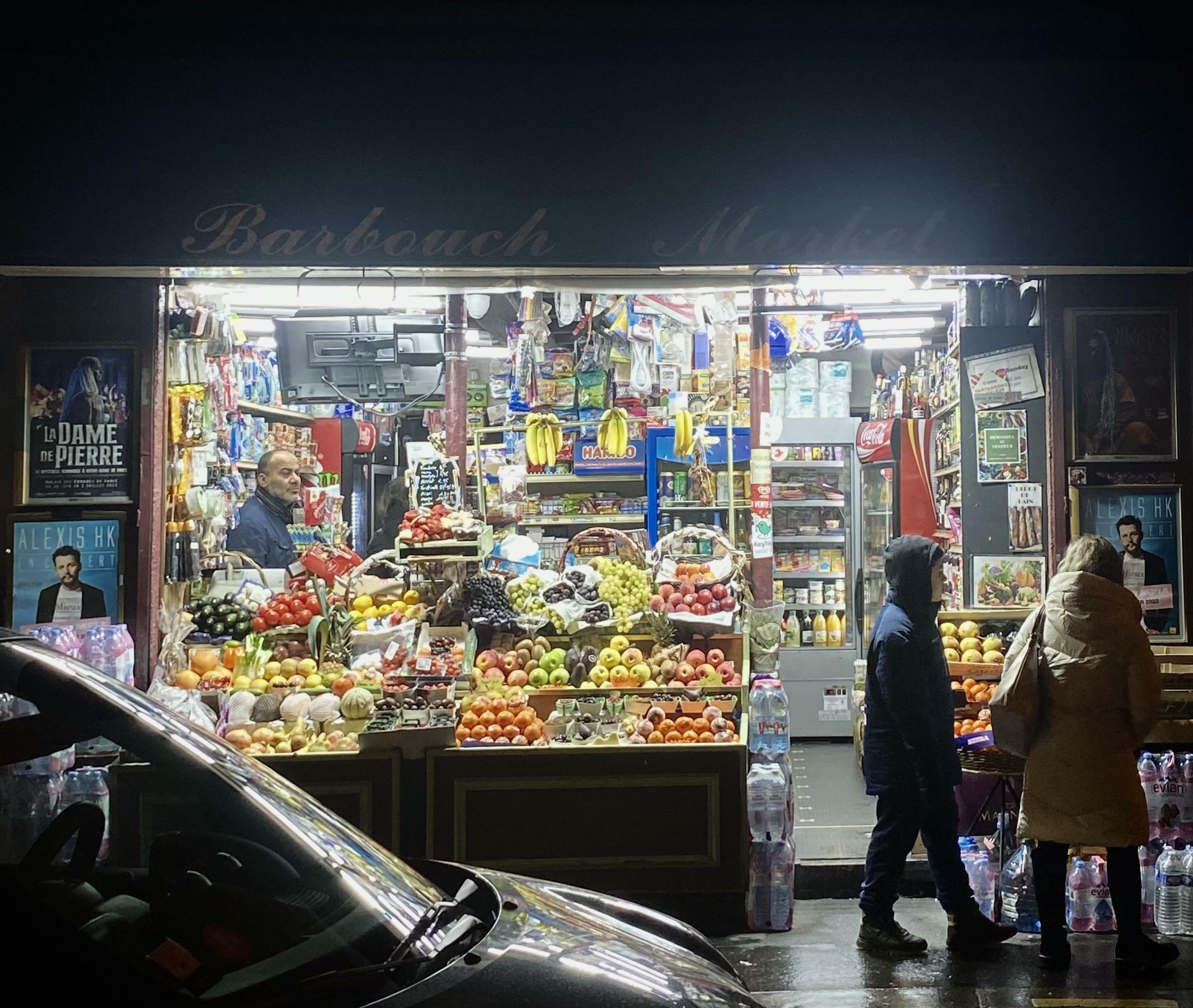 magasin de proximité à paris la nuit