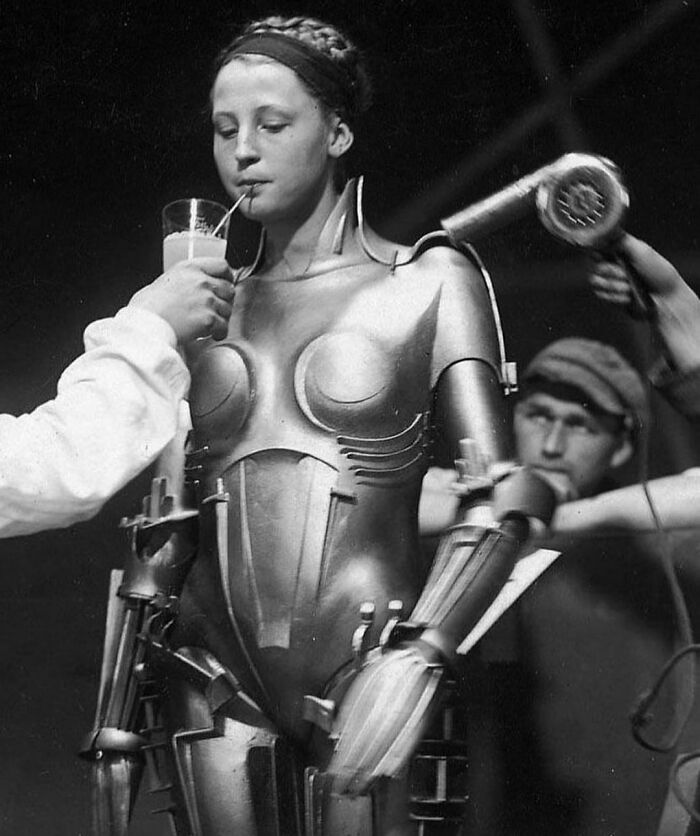 L’actrice allemande de 19 ans brigette helm sur le plateau de metropolis en 1927