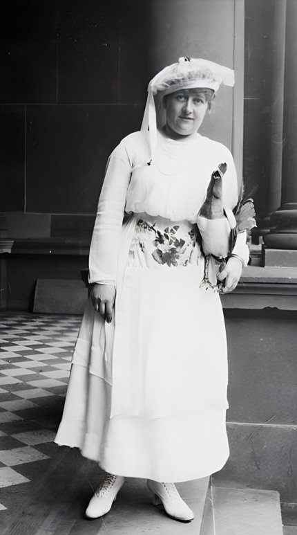 australie 1900 : les circonstances de cette photo sont perdues pour l’histoire. la description dit simplement “une femme tenant un coq empaillé, sydney, approximativement 1900”