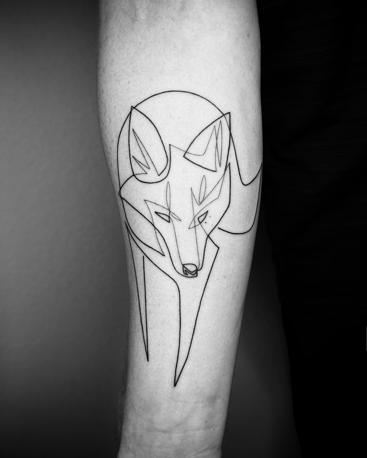 Cet artiste crée des tatouages captivants à l’aide d’une seule ligne (35 images)