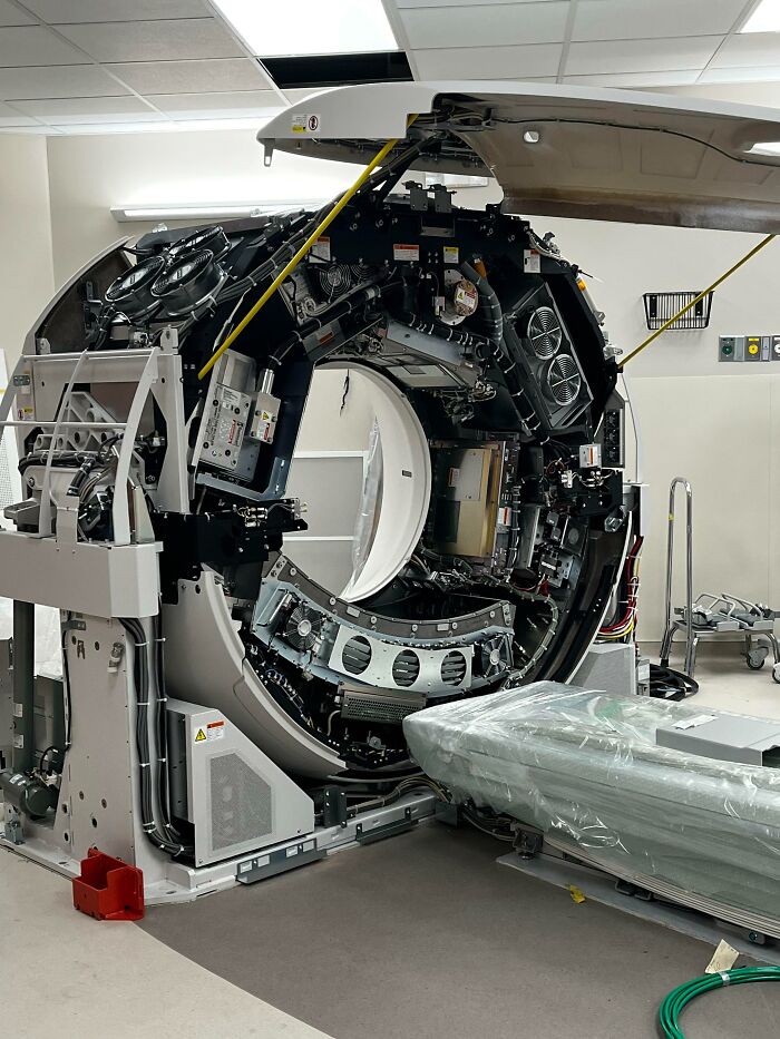 intérieur d’un scanner à rayons X en cours de maintenance