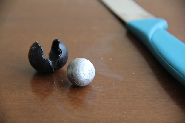un noyau d’acier à l’intérieur d’une balle en “caoutchouc