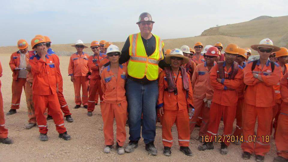 Le beau-père de mon frère (1,80 m) travaille en Angola avec son équipe.