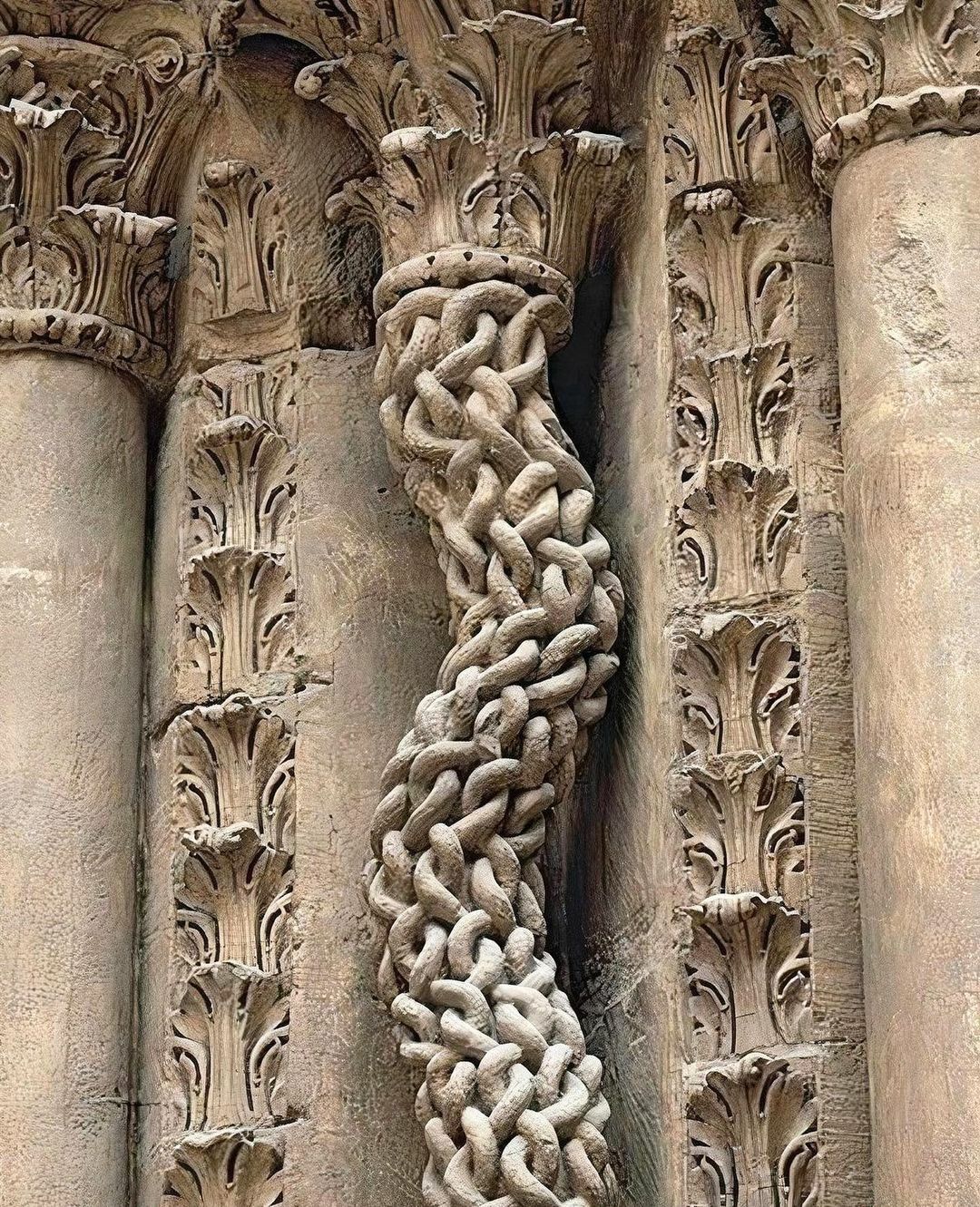 colonne de maillon de chaîne en pierre sculptée datant de 1106. trouvée sur la façade de la collégiale saint-lazare d’avallon en france.