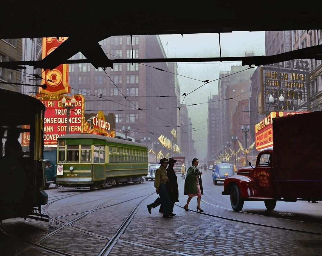 une scène de rue à chicago, illinois, photographiée par bill strum en 1947