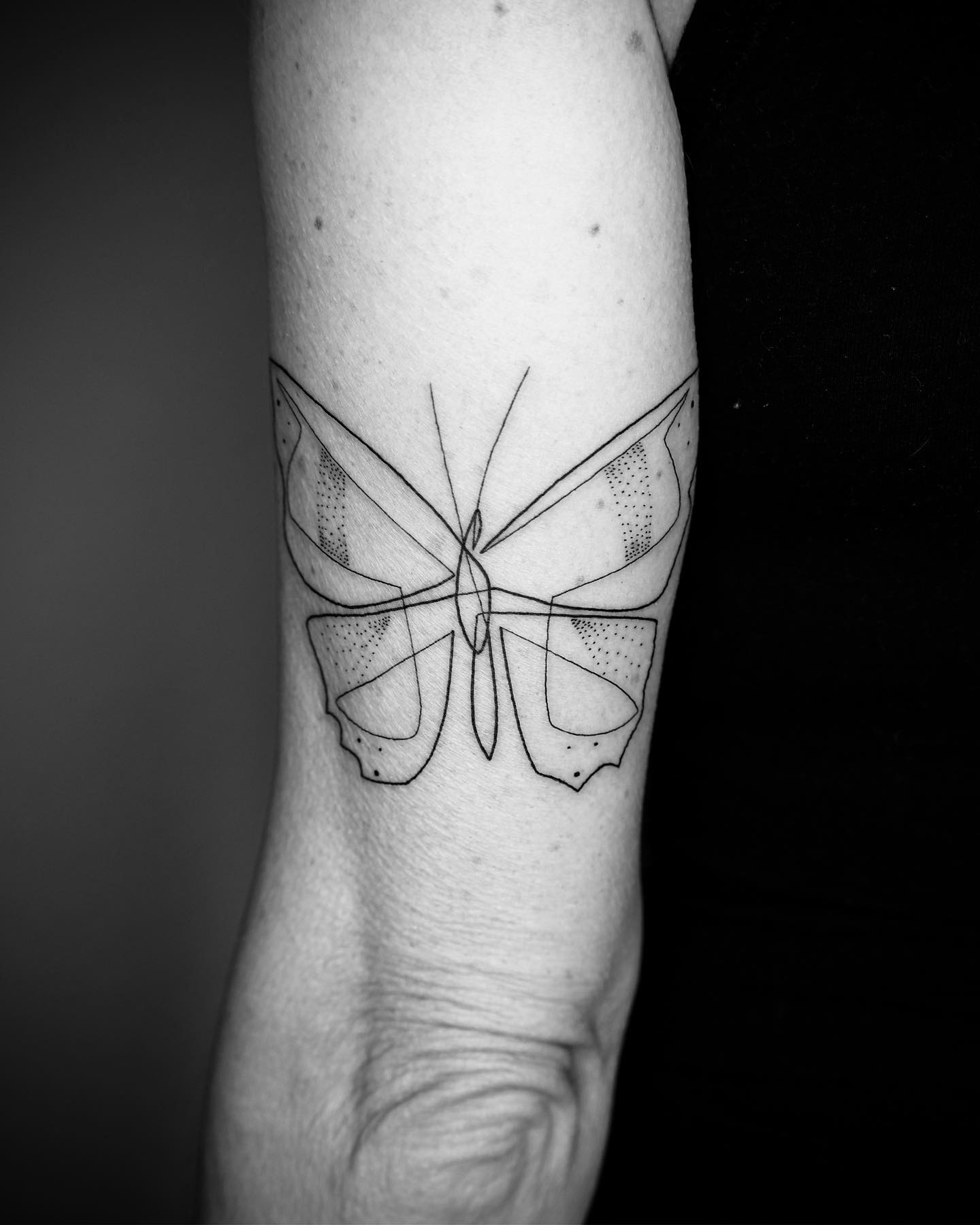 Cet artiste crée des tatouages captivants à l’aide d’une seule ligne (35 images)