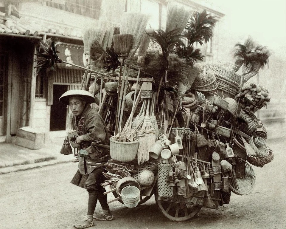Un homme vendant des balais et des paniers. Japon, 1890-1896