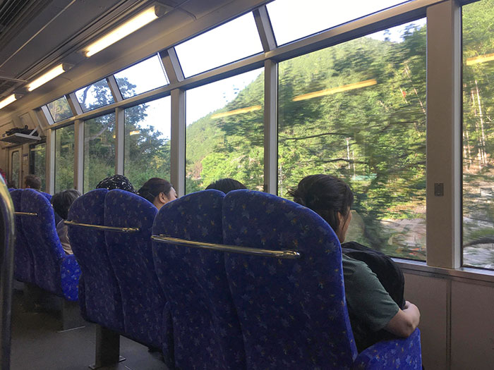 Les sièges de train au Japon sont orientés vers l’extérieur pour que tu puisses voir le paysage.