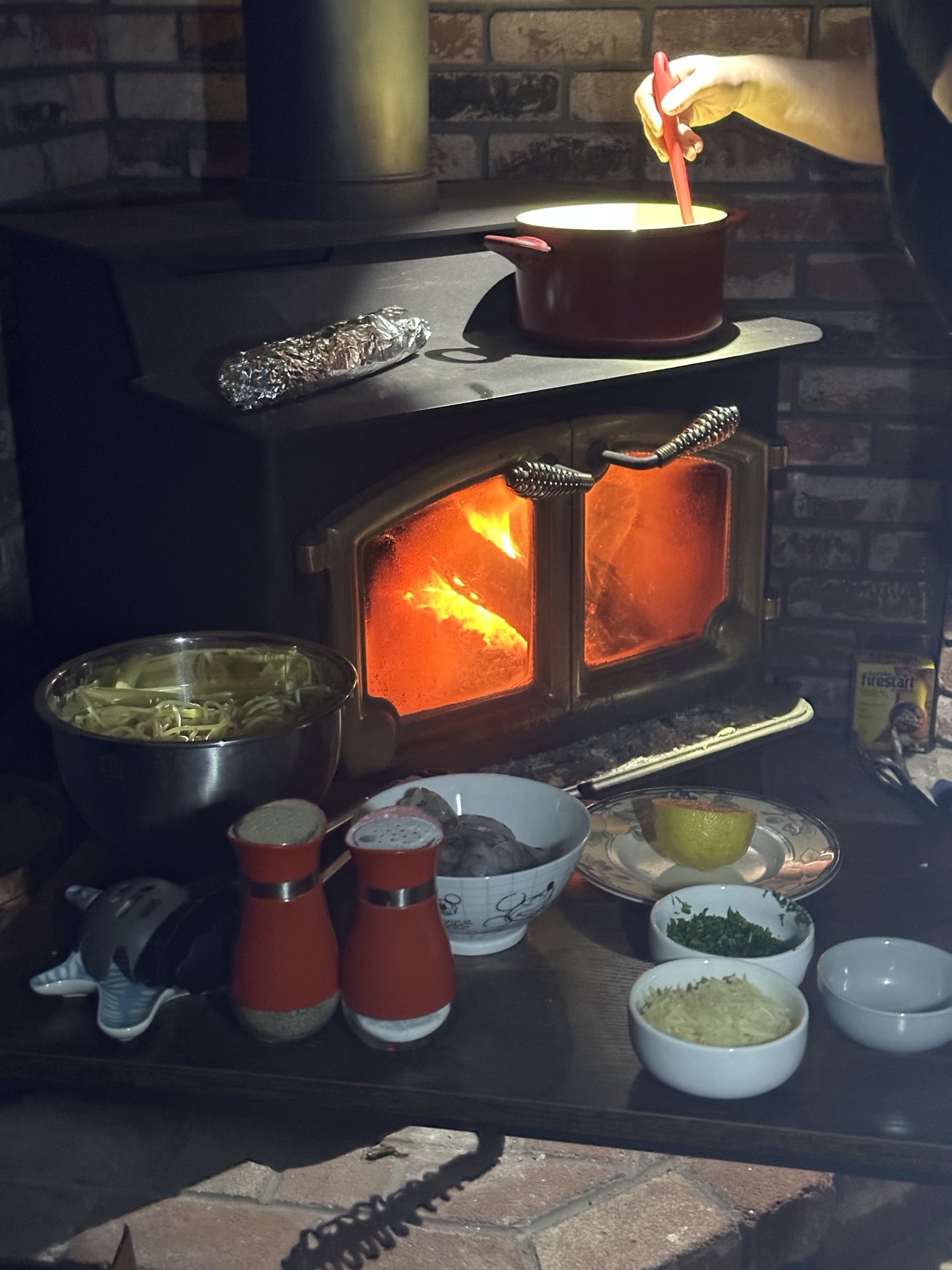 préparer le dîner sur la cuisinière