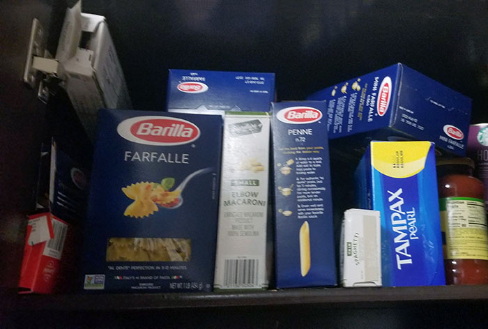 Je suis allée faire les courses et mon mari a tout rangé. C’est une boîte bleue, donc ça doit être des pâtes.
