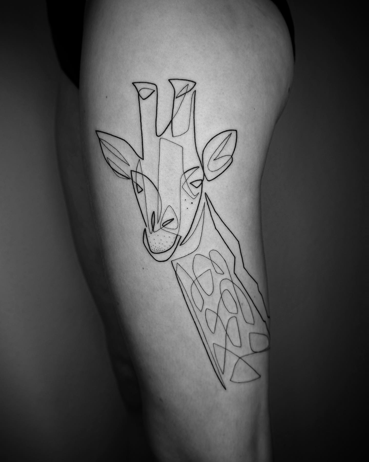 Cet artiste crée des tatouages captivants à l’aide d’une seule ligne (35 images)