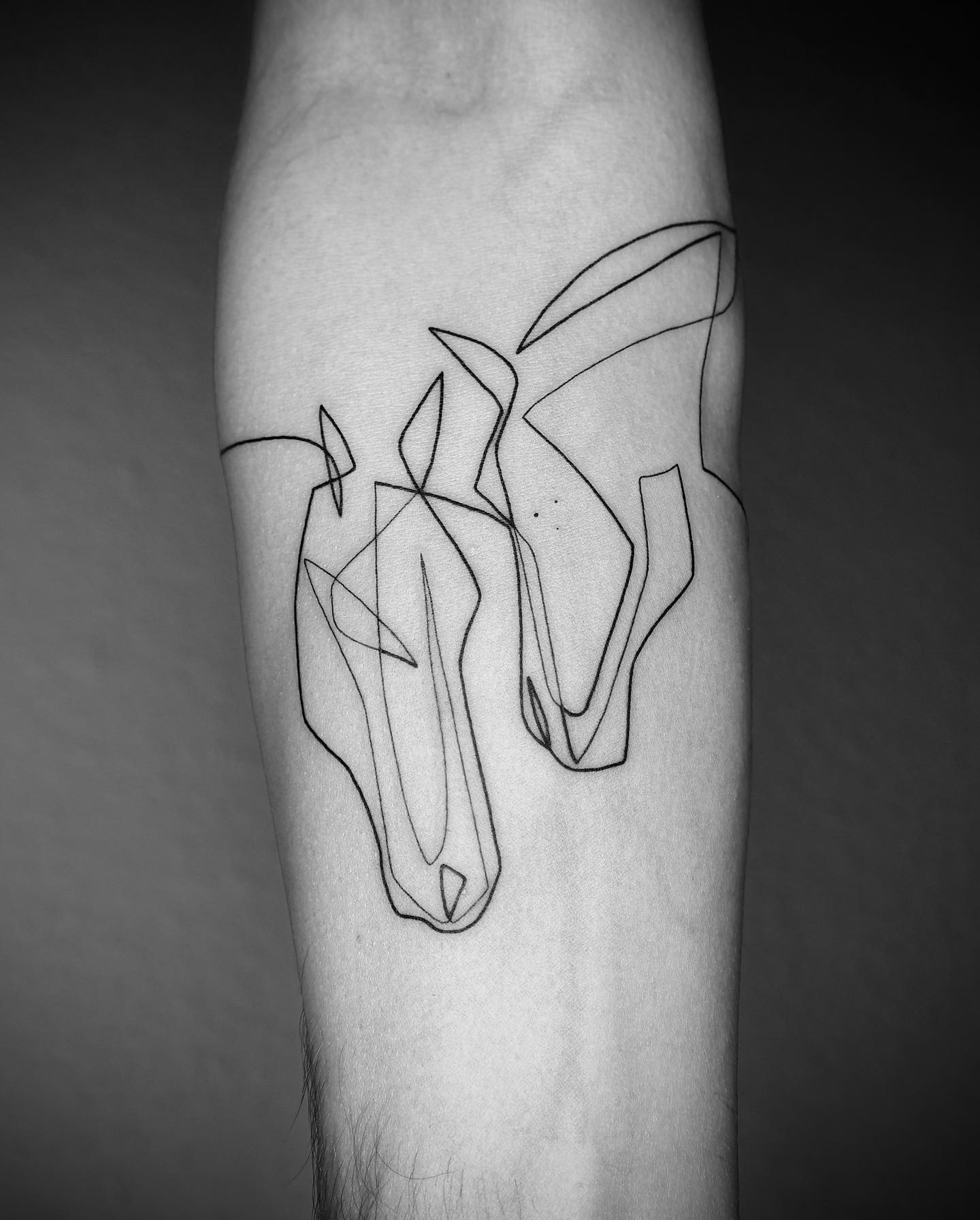 Cet artiste crée des tatouages captivants à l’aide d’une seule ligne (35 images)