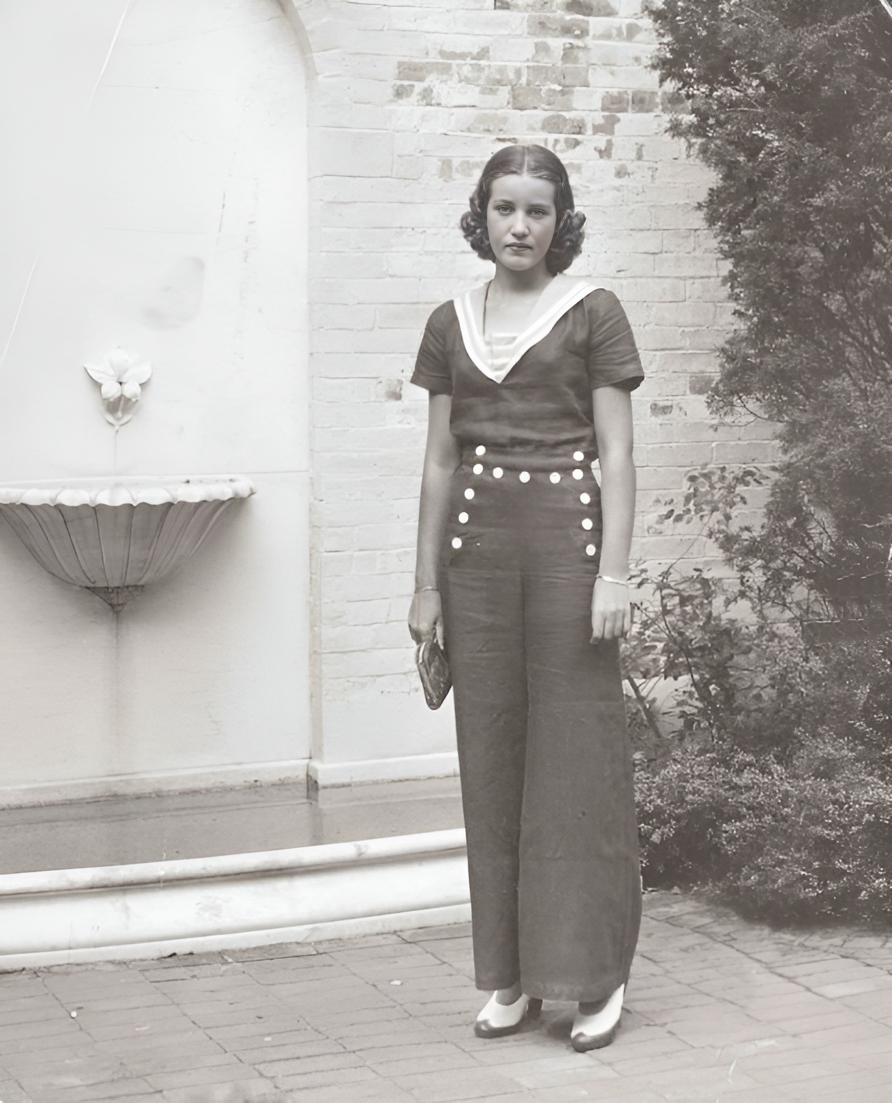 une jeune femme bien habillée dans les années 1930