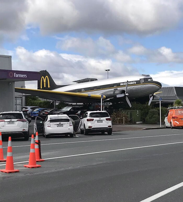 Ce McDonald’s en Nouvelle-Zélande possède un avion désaffecté dans lequel tu peux dîner.