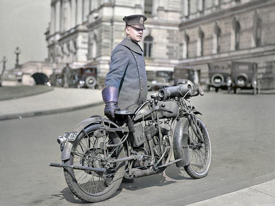 une belle vue d’un officier avec sa moto indienne en 1924, washington d.c.