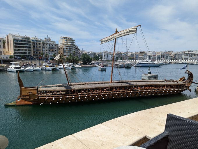 Α trireme au port du Pirée, en Grèce