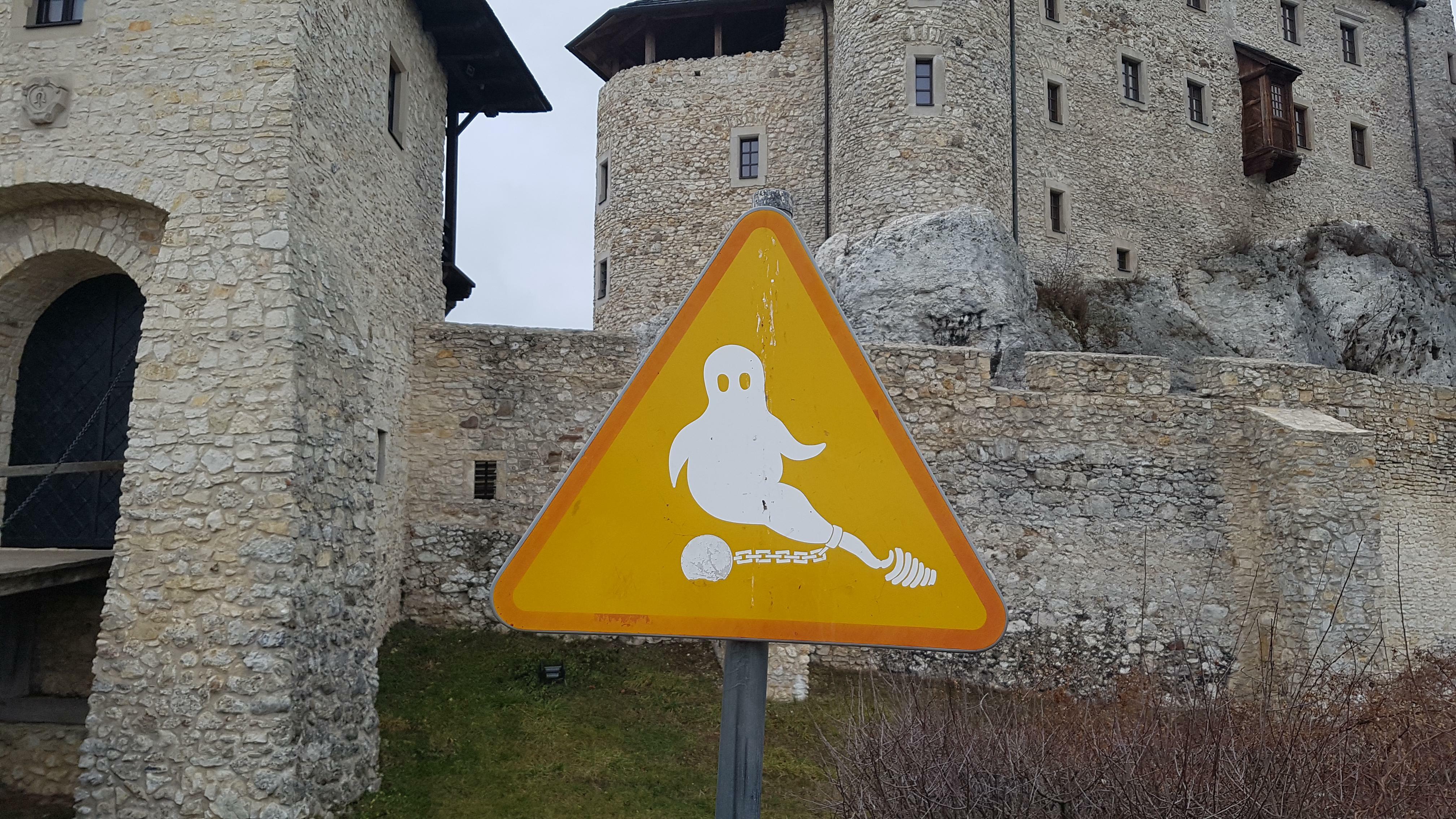 Ce panneau d'avertissement pour les fantômes dans un vieux château en Pologne
