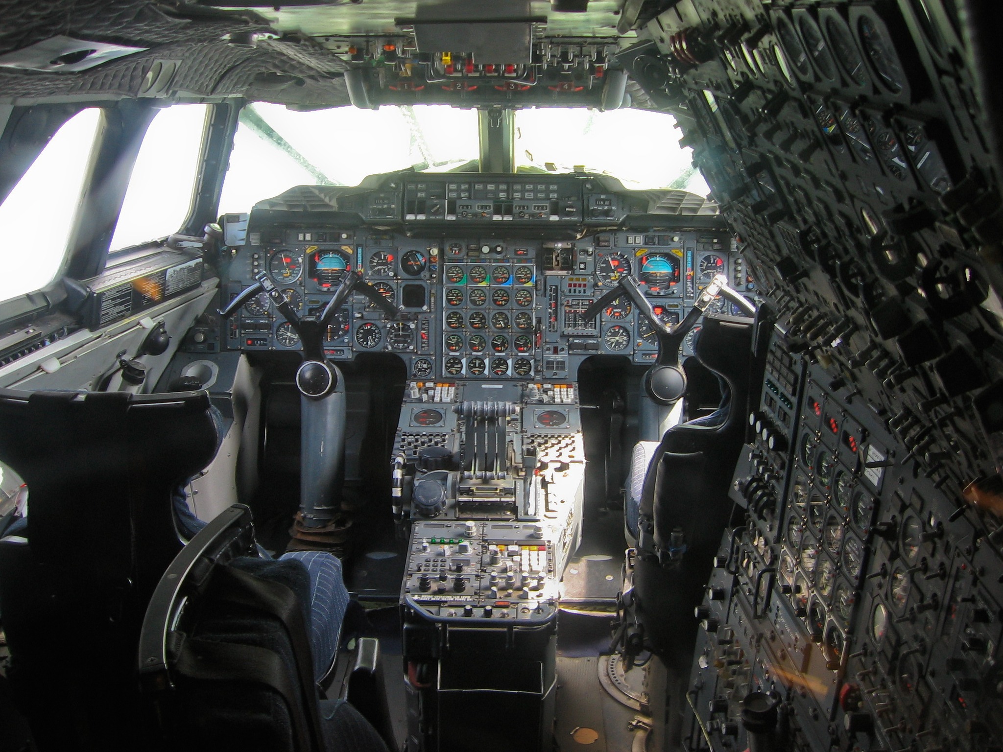 Le cockpit du Concorde est l’un des plus complexes de l’histoire. Le Concorde nécessitait un équipage minimum de trois personnes, avec un mécanicien navigant travaillant aux côtés des deux pilotes.