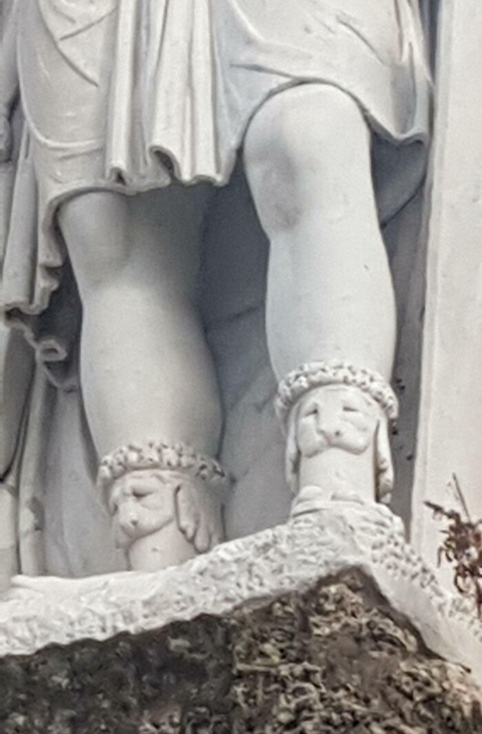 J’ai trouvé une statue à Rome avec des chaussettes de lapin.