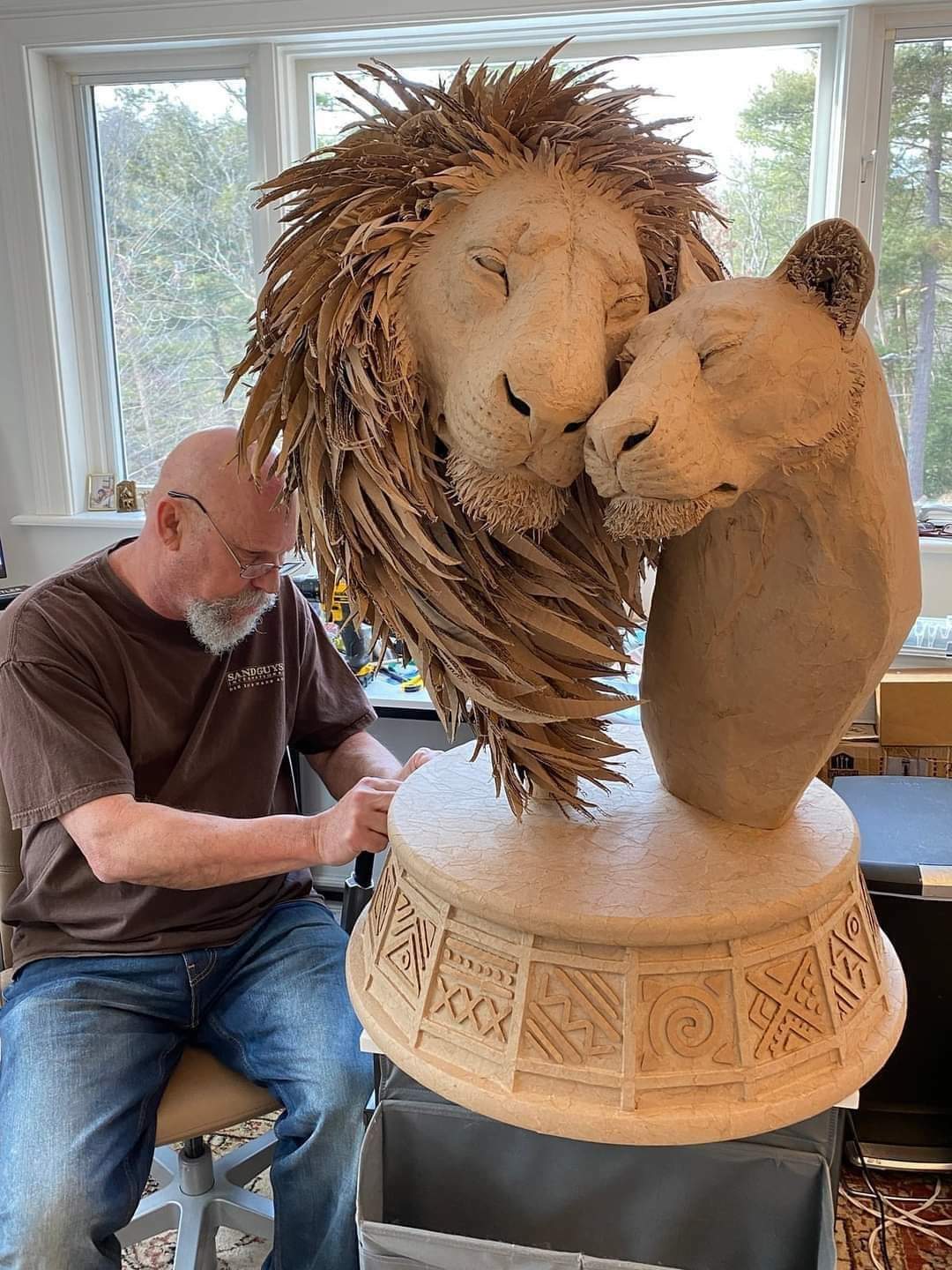 une sculpture de 2 lions créée à partir de carton recyclé, de sacs en papier et de colle. crédit : sue beatrice et andy gertler