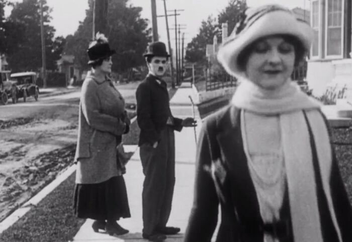 charlie chaplin était en avance sur son temps, 1922. c’est l’une des premières situations de petit ami distrait sur pellicule.
