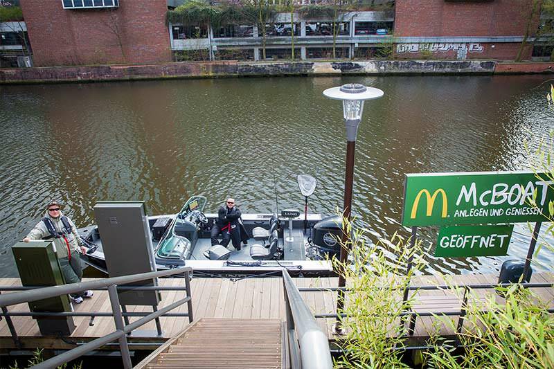 Ce McDonald’s dispose d’un « drive-thru » pour les bateaux. situé à Hambourg, en Allemagne.
