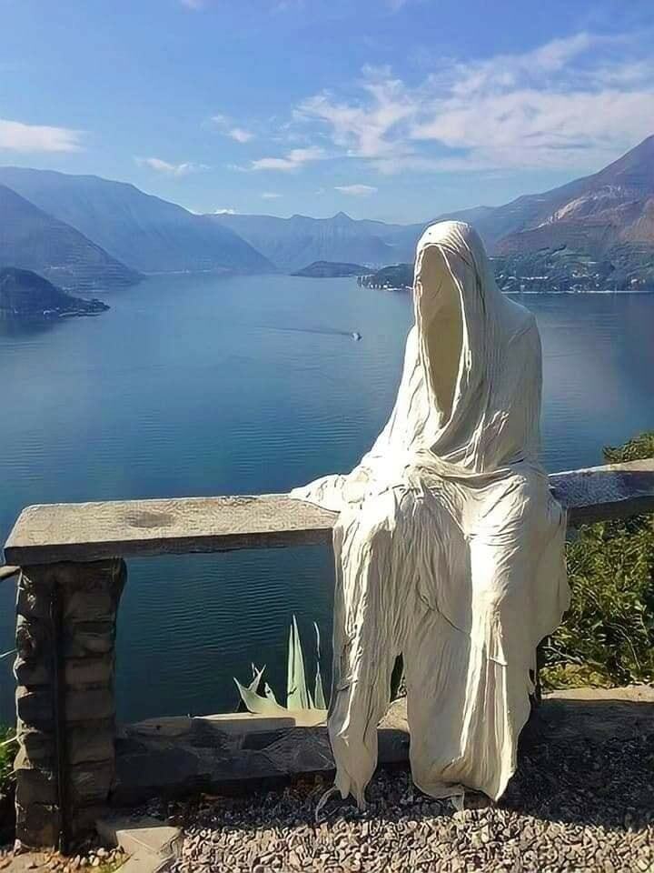 sculpture de fantôme dans le château de vezio, en italie, au bord du lac como