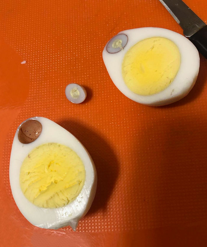 Ma sœur a trouvé ce petit œuf à l’intérieur de son œuf dur.
