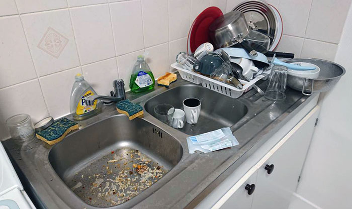 Mon petit ami a “fait la vaisselle” et a laissé l’évier dans cet état.