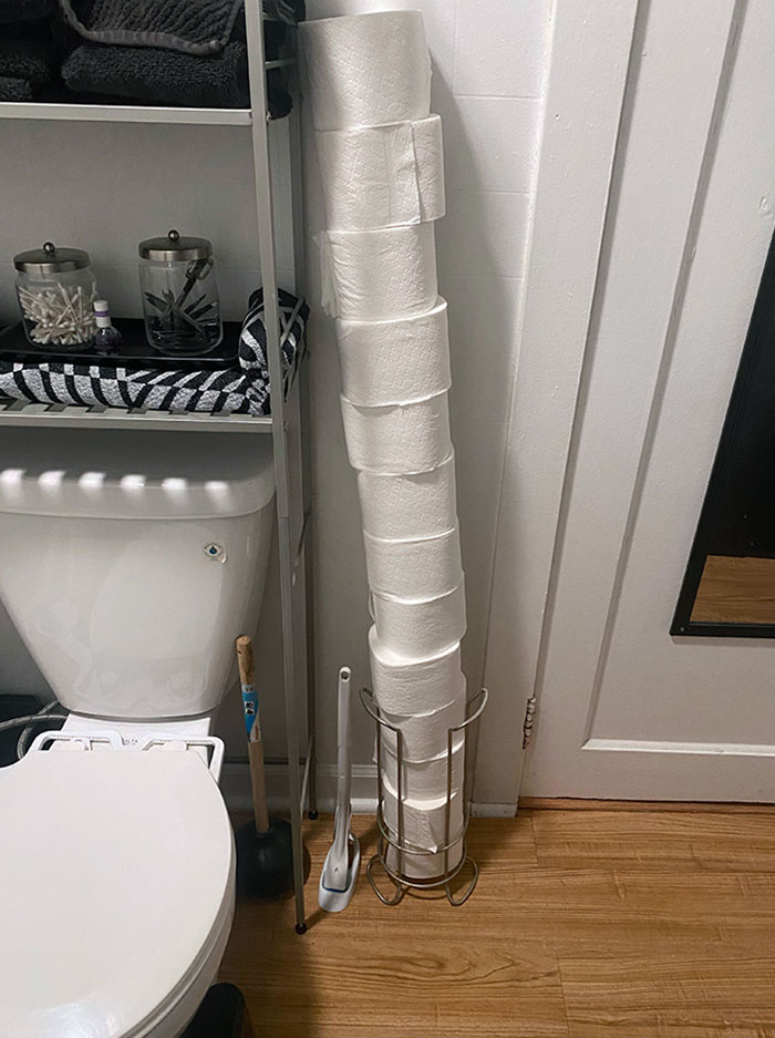 J’ai demandé à mon petit ami de mettre du papier toilette dans la salle de bain.