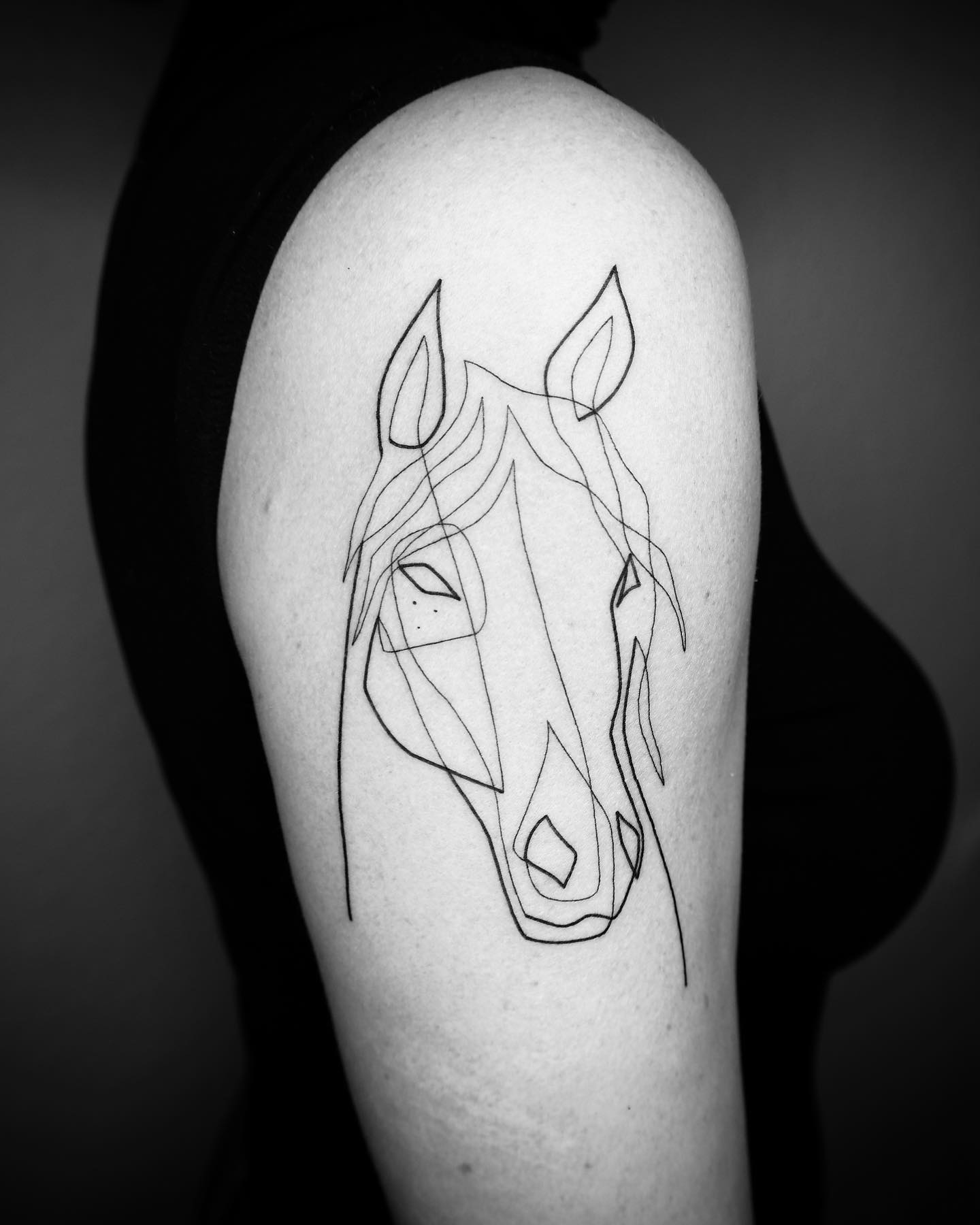 Cet artiste crée des tatouages captivants à l’aide d’une seule ligne (35 images)