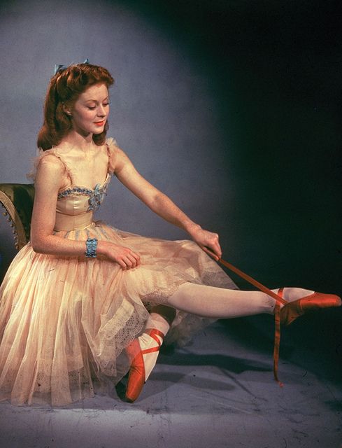 1948 – la ballerine écossaise moira shearer joue le rôle de la danseuse victoria page dans le film classique “les chaussures rouges”.