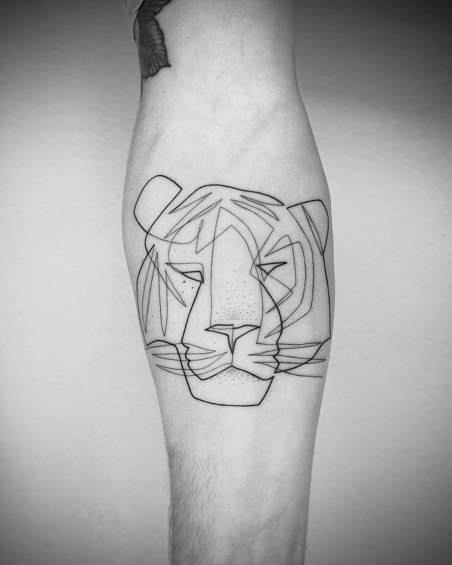 Cet artiste crée des tatouages captivants à l’aide d’une seule ligne (35 images)