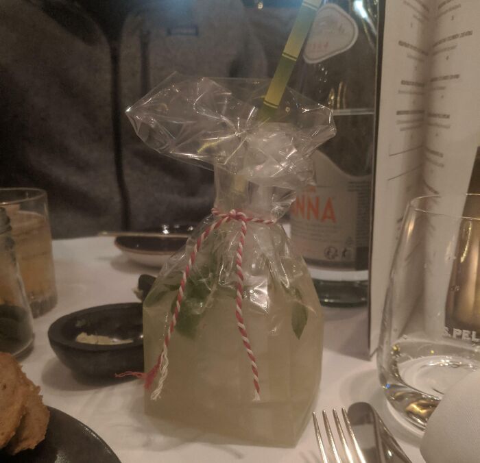 Dans un restaurant étoilé à Amsterdam, mon cocktail est arrivé dans un sac en plastique.