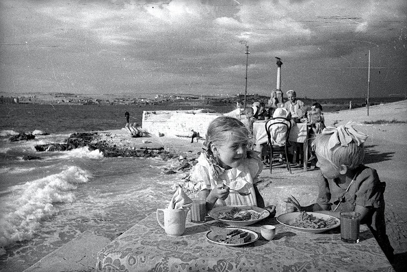 déjeuner dans un jardin d’enfants au bord de la mer. sevastopol, mai 1944. evgeny khaldey