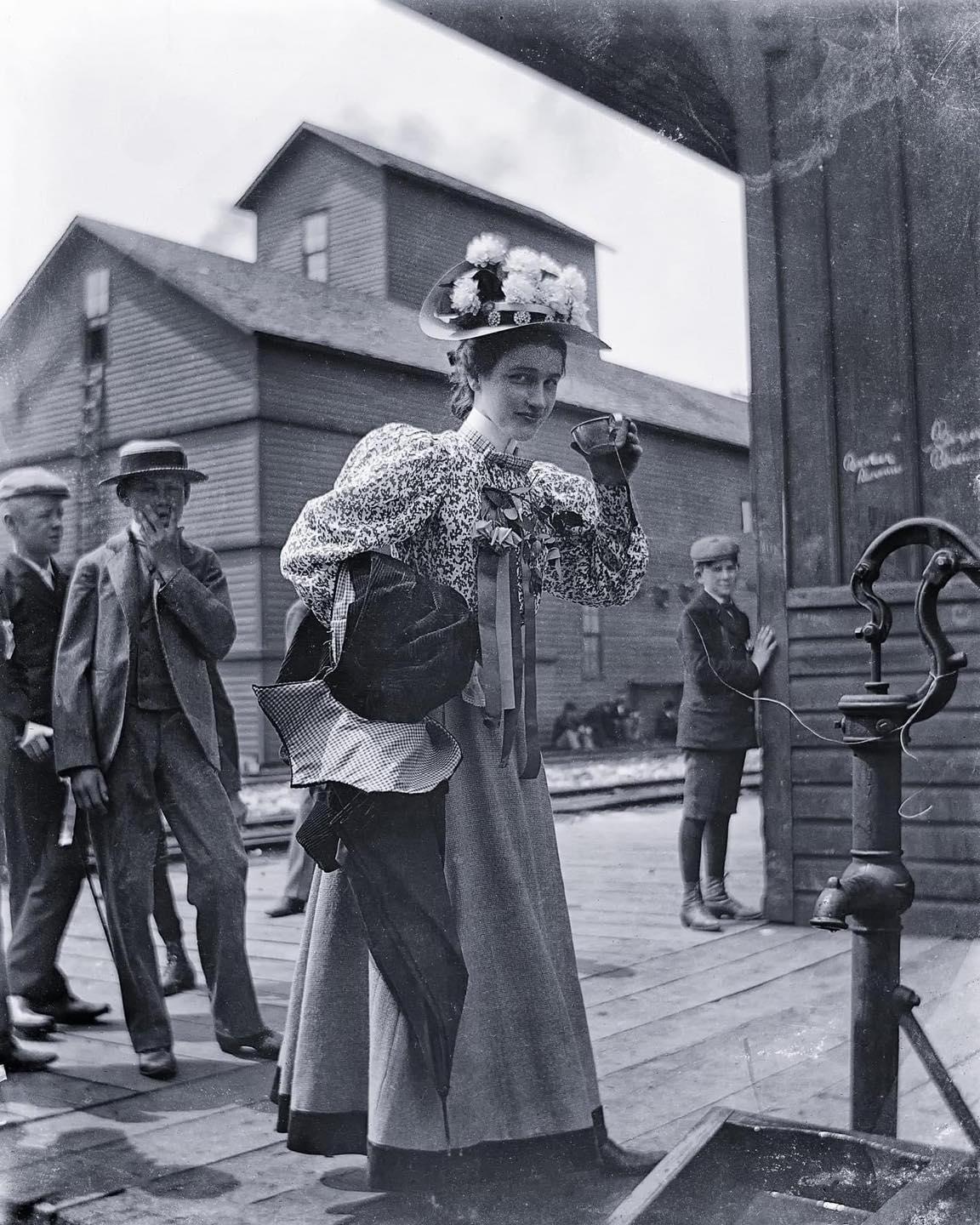 Femme buvant dans un gobelet commun à une pompe, 1899