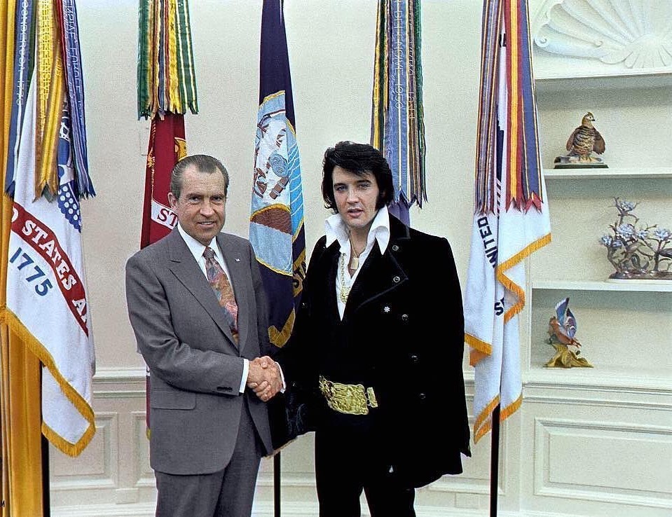 Le 37e président des États-Unis, Richard Nixon, et le célèbre chanteur Elvis Presley se rencontrent et se serrent la main dans le bureau ovale de la Maison Blanche à Washington, D.C., le 21 octobre 1970.