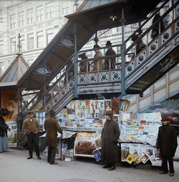 un kiosque à journaux à l’angle de la 23e et de la 6e avenue à new york city photographié vers 1903