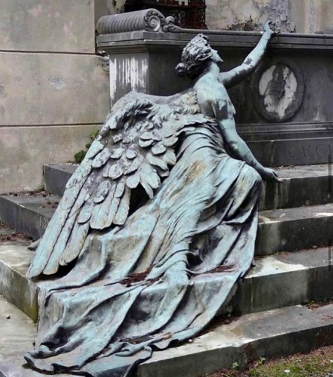 monument funéraire chef-d’oeuvre en bronze de la famille calcagno. créé par adolpho appolini 1904. il se trouve au cimetière de staglieno à genes en italie.